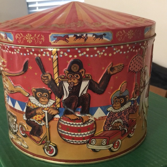 Vibrant Circus Tin with Playful Illustrations - Picture 6 of 7